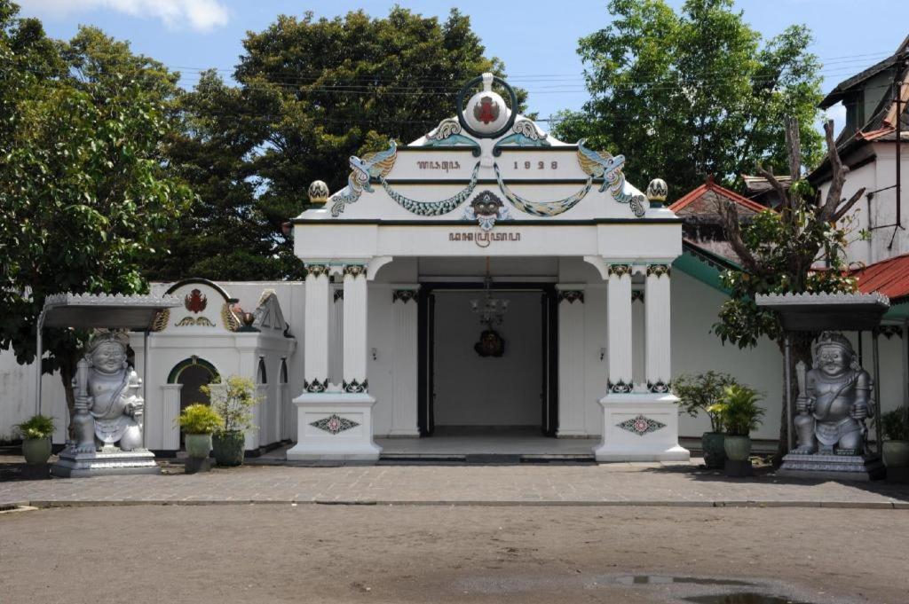 Malioboro Garden Hotel Yogyakarta Exterior photo
